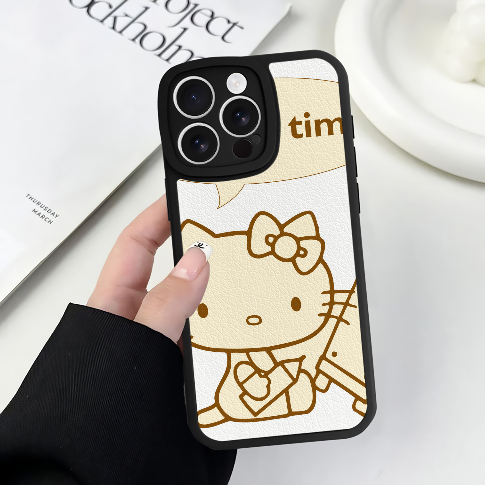 （画像用） Hello Kitty ハローキティ 【iPhone 16シリーズ対応】シリコンスマホケース（レザー調） 材質：シリコン